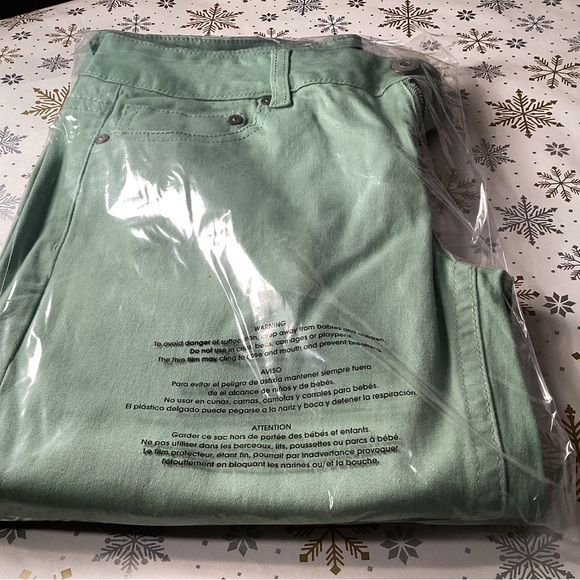 Low Rise Skinny Leg Jeans With Distressed Cuts (6/8) - Picture 4 of 5